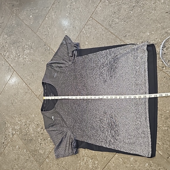 Nike Dri-Fit athletic t-shirt with pocket on the back. Size L - Picture 9 of 10